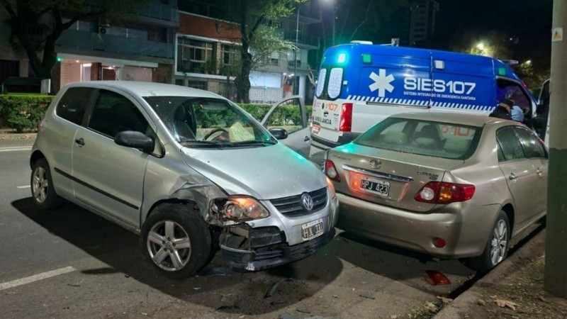 El Fox impactó a un Corolla que estaba estacionado.