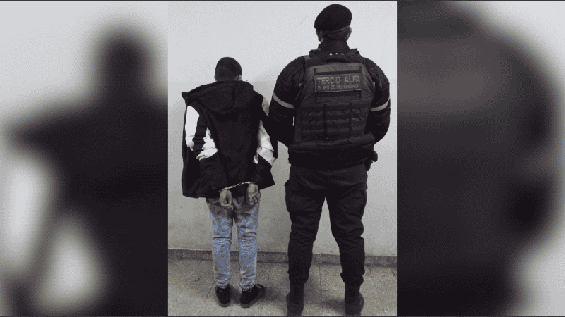 El personal policial aprehendió de los sospechosos, de 21 y 17 años, quienes fueron trasladados la Comisaría 16ª.