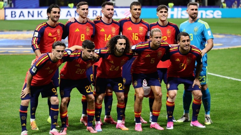 Los titulares de España en el debut.