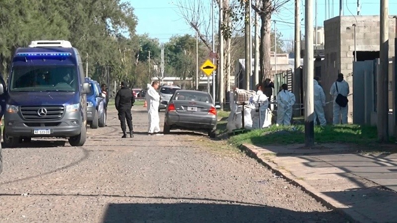 Los peritos a punto de ingresar a la vivienda de la tragedia.