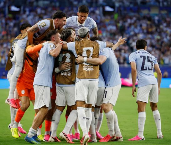 Jugadores de Uruguay celebran el gol.
