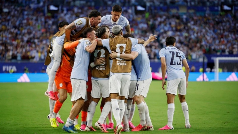 Jugadores de Uruguay celebran el gol.