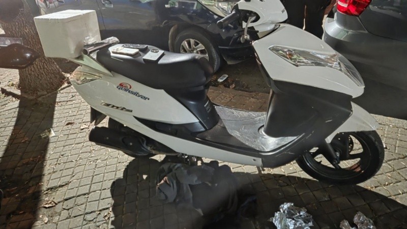 &nbsp;La moto que usó para robar el viernes pasado junto con papel aluminio.