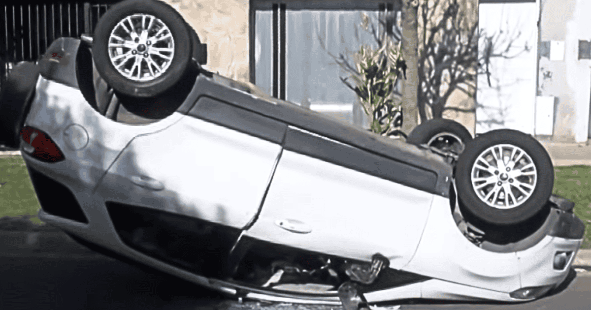 Auto volcado tras un choque en barrio Belgrano, Rosario