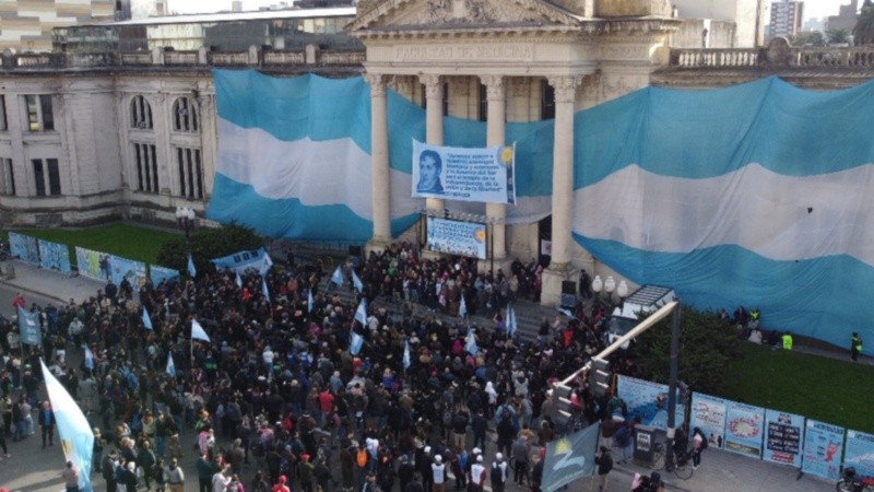 Académicos, dirigentes políticos y activistas debatirán sobre la defensa de la soberanía nacional en la Facultad de Medicina.