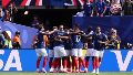La selección francesa festeja el primer gol.