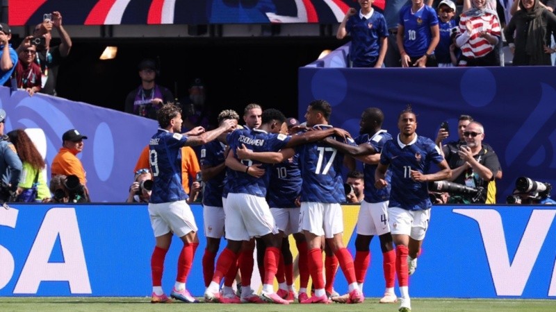 La selección francesa festeja el primer gol.