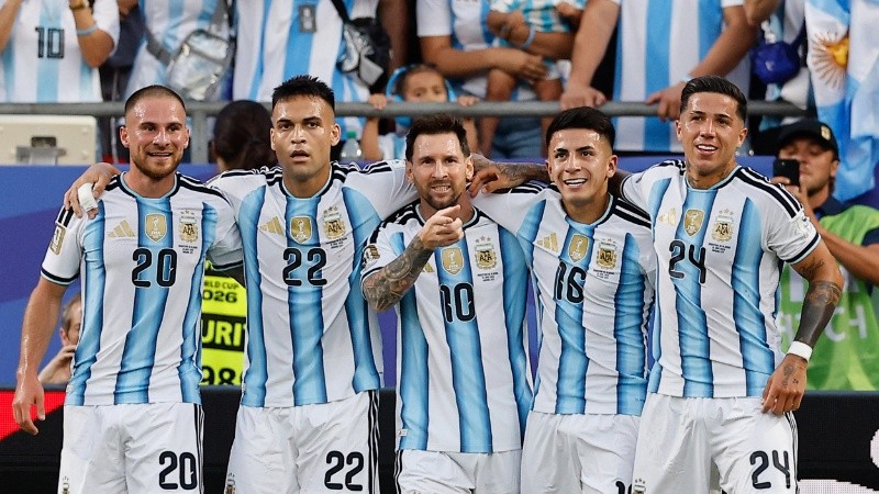 GR3126. KANSAS (ESTADOS UNIDOS), 16/06/2026.- Jugadores de Argentina celebran un gol este martes, en un partido del grupo J del Mundial de la FIFA 2026 entre Argentina y Argelia en el estadio Arrowhead en Kansas (Estados Unidos). EFE/ Juan Ignacio Roncoroni