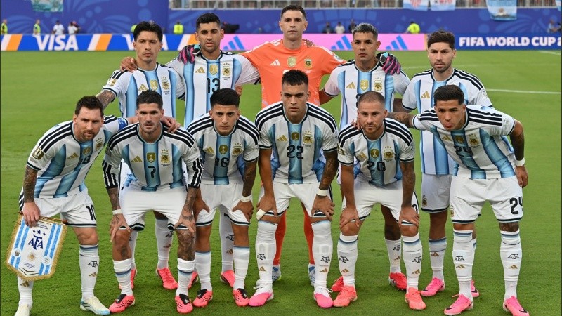 KANSAS CITY (United States), 16/06/2026.- Players of Argentina pose for a family picture ahead of the FIFA World Cup 2026 group stage match Argentina against Algeria, in Kansas City, Missouri, USA, 16 June 2026. EFE/EPA/AMY KONTRAS