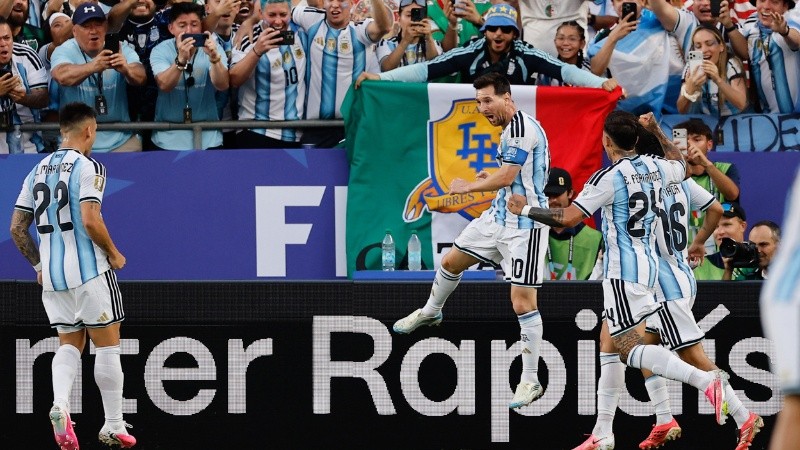 GR3122. KANSAS (ESTADOS UNIDOS), 16/06/2026.- Lionel Messi (c) de Argentina celebra un gol este martes, en un partido del grupo J del Mundial de la FIFA 2026 entre Argentina y Argelia en el estadio Arrowhead en Kansas (Estados Unidos). EFE/ Juan Ignacio Roncoroni