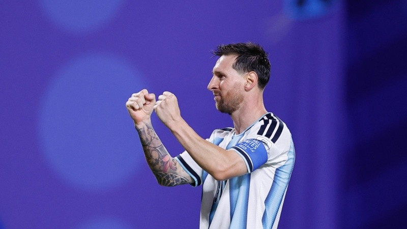 Messi con los puños en alto: Argentina lo disfruta y el mundo lo admira.