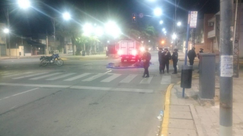 La policía trabajaba en el lugar para establecer las causas del siniestro vial.