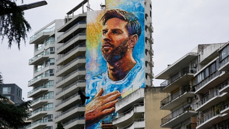 El mural de Messi ubicado frente al Monumento Nacional realizado por los muralistas Marlene Zuriaga y Lisandro Urteaga.&nbsp;