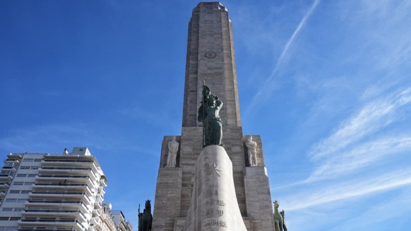 Alta en el cielo. La torre del Monumento, símbolo máximo de Rosario (Alan Monzón).