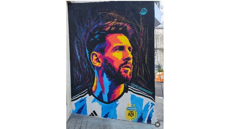 Messi tiene un nuevo mural en pleno centro rosarino. Ubicado en Buenos Aires al 600, a metros del Monumento a la Bandera. (Foto: instagram @Pelurodriguez)