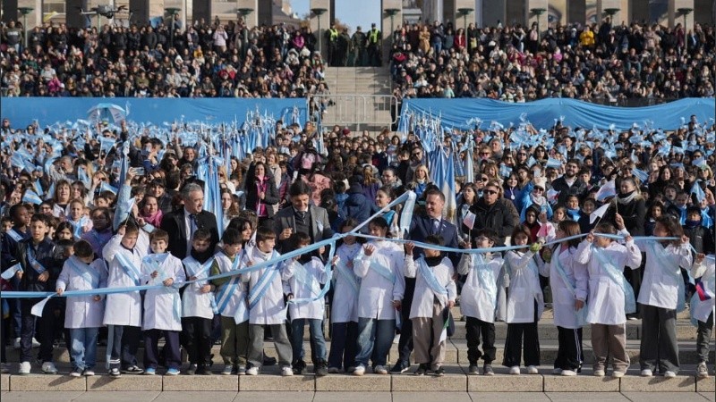 Javkin, Pullaro y Enrico realizaron el corte de cintas con los chicos que fueron a prometer realtad a la bandera (Alan Monzón).