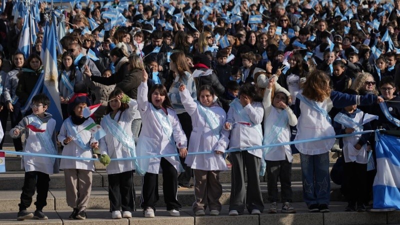 La alegría de los más chicos en el Monumento.