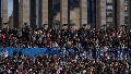 El acto de promesa a la bandera con la mirada de fondo de Manuel Belgrano.