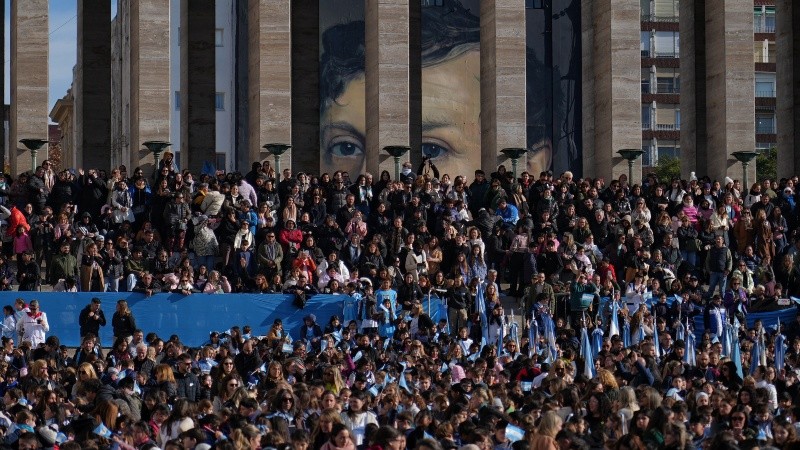 El acto de promesa a la bandera con la mirada de fondo de Manuel Belgrano.