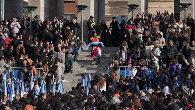 4.500 chicos y chicas de cuarto grado prometieron lealtad a la bandera.