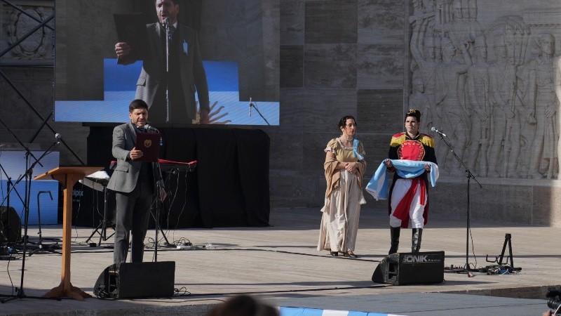 4.500 chicos y chicas de cuarto grado prometieron lealtad a la bandera.