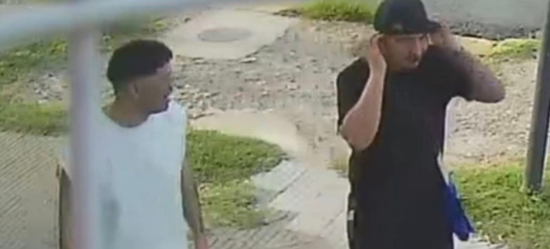 Una cámara de seguridad captó a los homicidas.