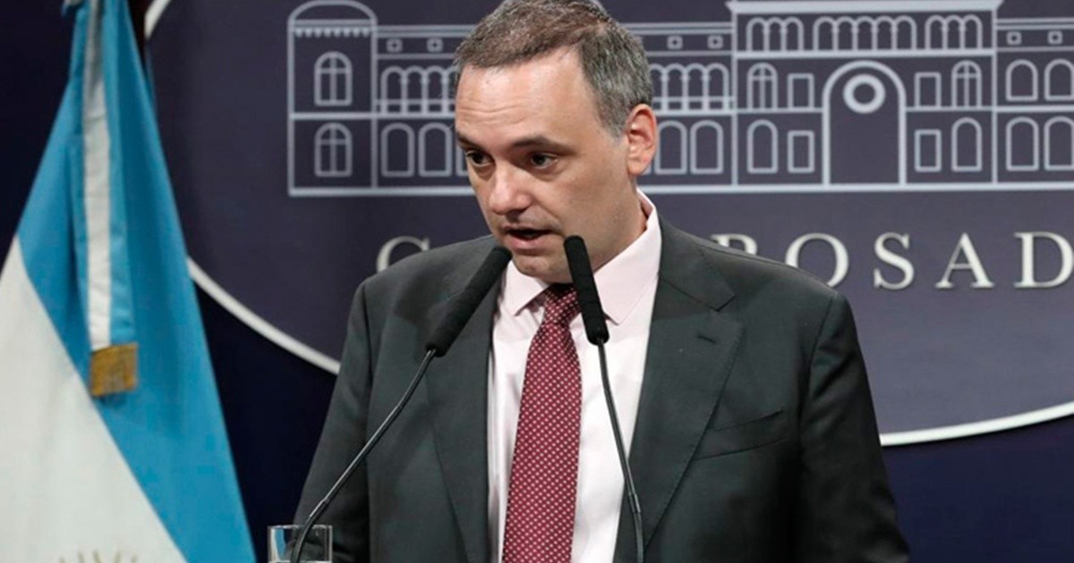 The Senate postponed a week's debate to question Manuel Adorni