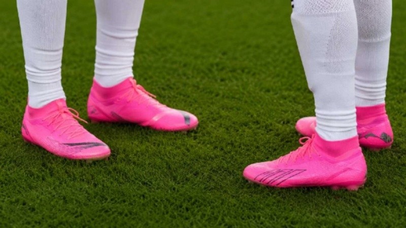 Cada vez más futbolistas lucen calzado en tonos fucsia y fluorescentes.
