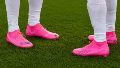 Cada vez más futbolistas lucen calzado en tonos fucsia y fluorescentes.