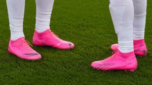 Cada vez más futbolistas lucen calzado en tonos fucsia y fluorescentes.