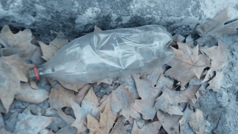 En el lugar quedó la botella que usaron para llevar el combustible.&nbsp;