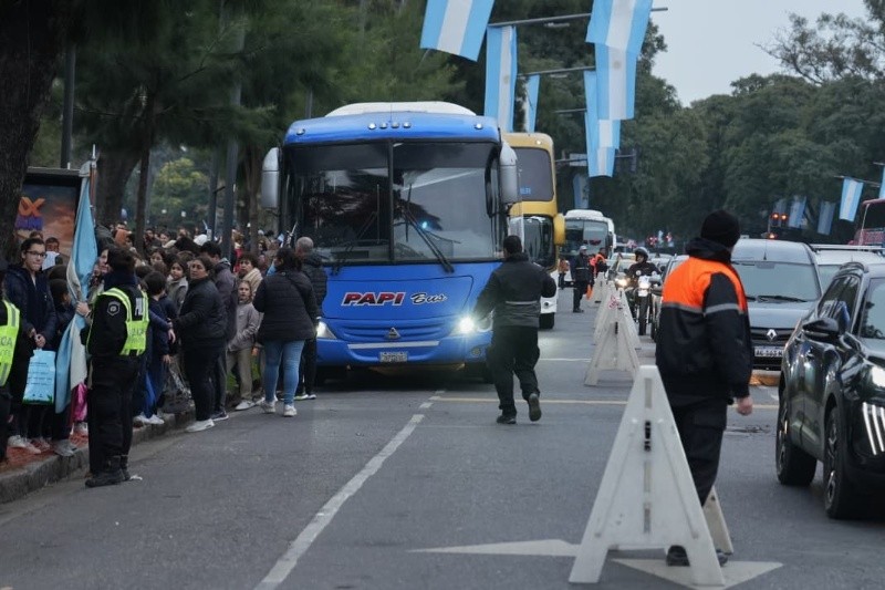 La llegada de los colectivos con los chicos al predio del parque Independencia (Alan Monzón).&nbsp;