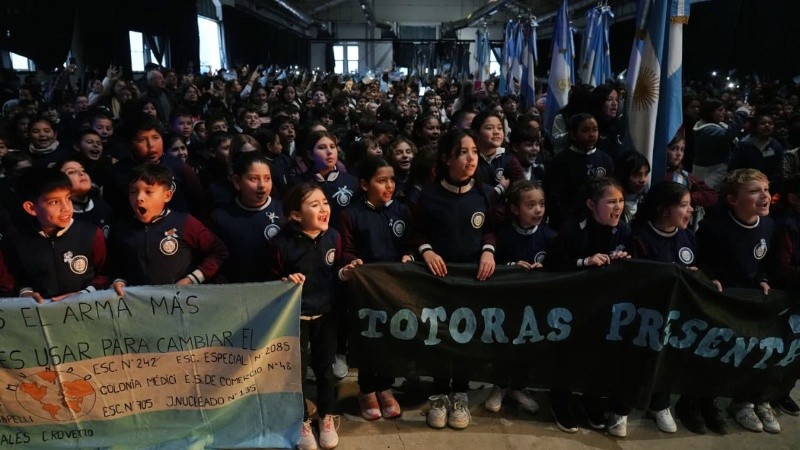 Del acto en Rosario, participan escuelas de la región y otras provincias (Alan Monzón).