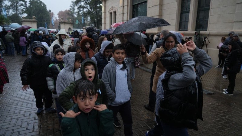 La llegada de los colectivos con los chicos al predio del parque Independencia (Alan Monzón).&nbsp;