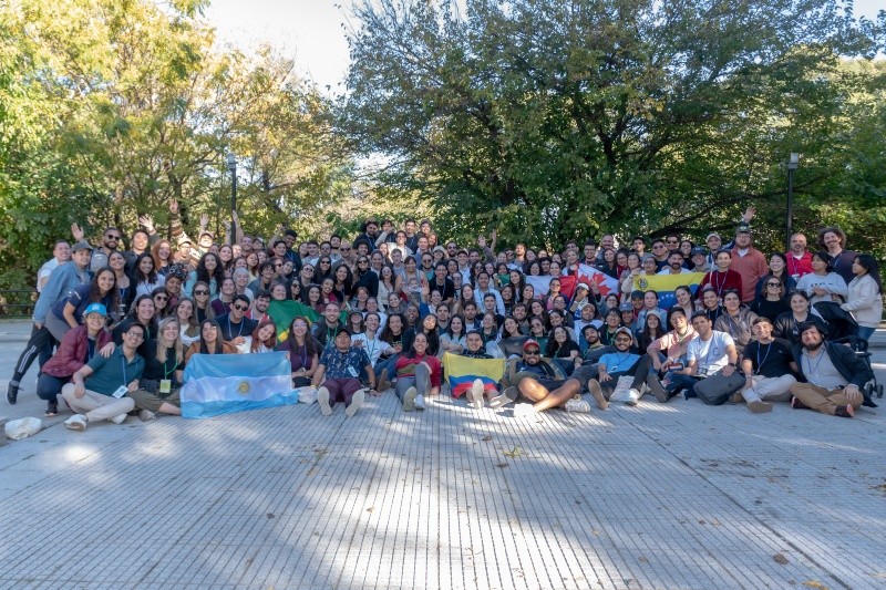 La delegación, proveniente de seis ciudades distintas, viajará a Ginebra para debatir sobre tendencias que moldean el futuro, el liderazgo intergeneracional y la acción climática  junto a pares de 150 países.