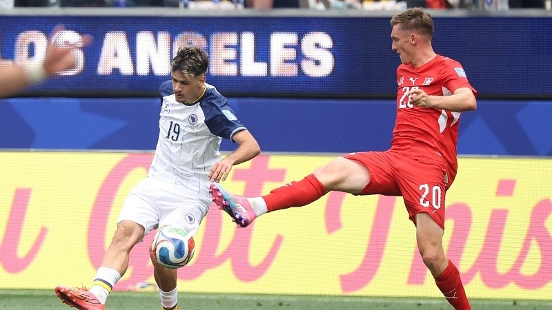 Suiza y Bosnia luchan en el inicio de la fecha 2 (EFE).