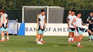 Messi trata de poner su cabeza en el partido del lunes (Rosario3).