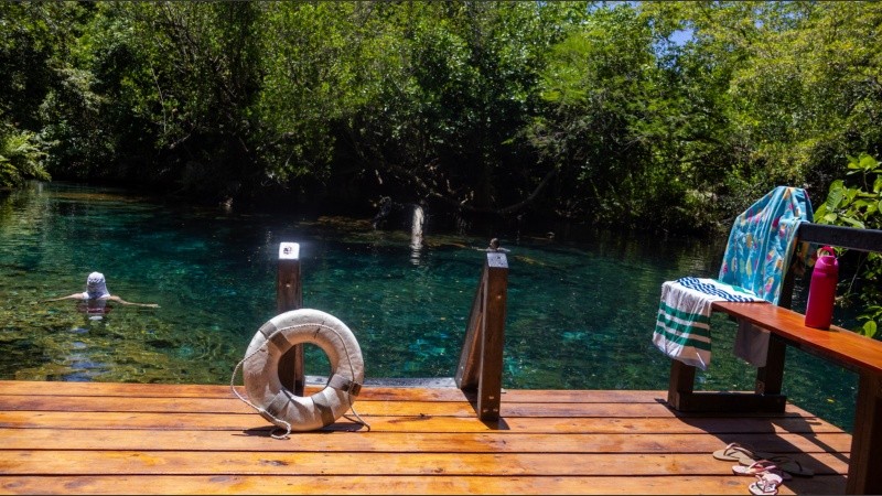 El agua de los cenotes ronda los 22° C, temperatura ideal para aliviar el calor del bosque subtropical.