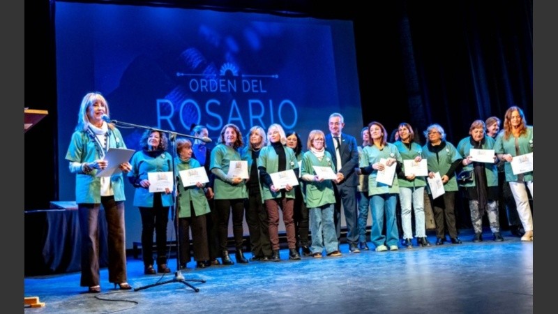 Medallas para Asociación Civil Amigos del Voluntariado de la Maternidad Martin y las organizaciones análogas de voluntarias y voluntarios de los hospitales Roque Sáenz Peña y de Niños Víctor J. Vilela.
