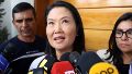 La candidata derechista a la Presidencia de Perú, Keiko Fujimori, habla a la prensa este jueves en Lima. Dijo que van a esperar al conteo final de votos de la Oficina Nacional de Procesos Electorales para hacer un pronunciamiento.