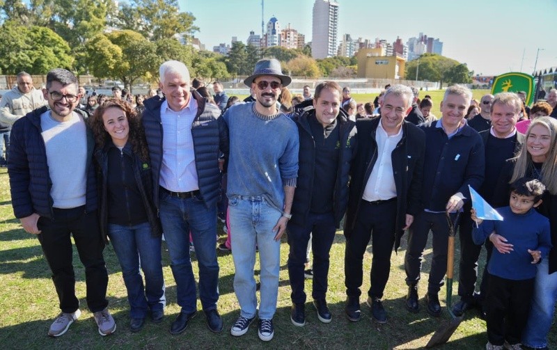 Abel Pintos junto a autoridades provinciales, municipales y representantes de organizaciones que participaron de la jornada ambiental (Foto Alan Monzón)&nbsp;