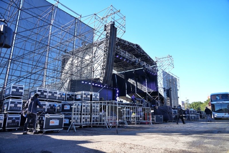 El escenario central preparado al pie del Monumento (Alan Monzón/Rosario3)&nbsp;