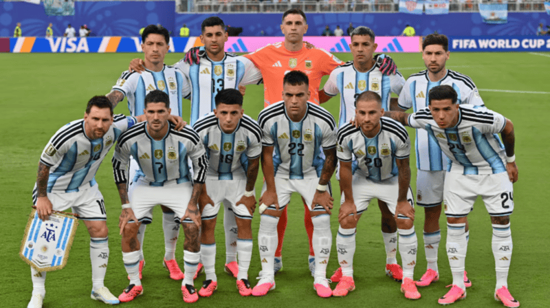 En Argentina, nueve de once futbolistas titulares, utilizaron botines rosas para el debut en el Mundial 2026. (Foto: EFE)&nbsp;