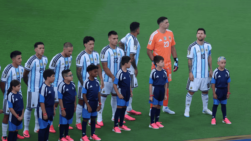 En Argentina, nueve de once futbolistas titulares, utilizaron botines rosas para el debut en el Mundial 2026. (Foto: EFE)&nbsp;&nbsp;