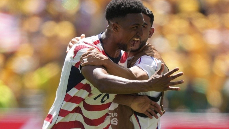Alex Freeman celebra el segundo gol de Estados Unidos en el primer tiempo ante Australia.