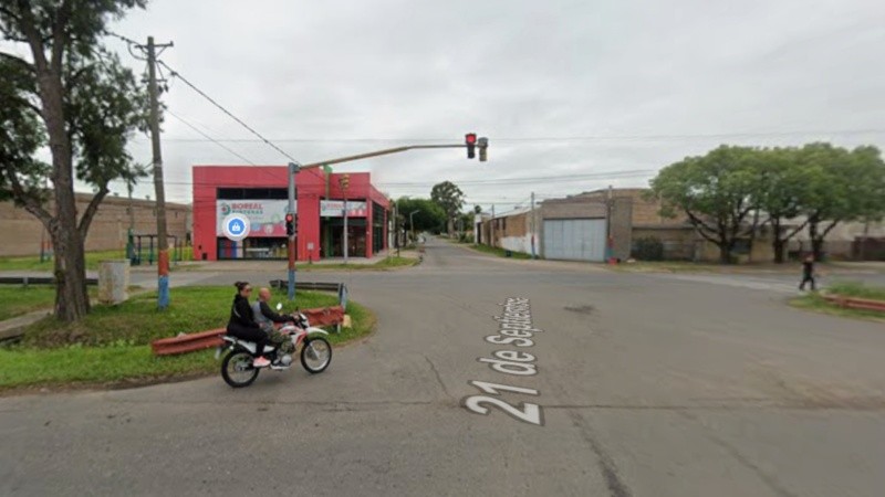 La intersección de San Martín y 21 de Septiembre en Granadero Baigorria, donde fue auxiliada la mujer de 84 años.