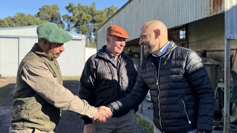 El ministro de Desarrollo Productivo, Gustavo Puccini, junto a productores del sector.&nbsp;