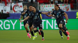 El ex River Galarza Fonda festeja su gol tempranero, que fue el del triunfo de Paraguay (EFE)