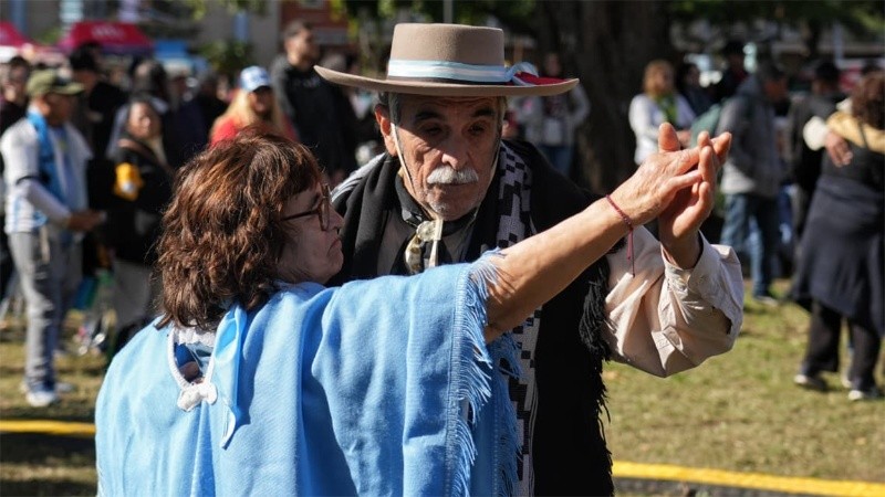 Un 20 de junio no puede faltar el baile (Alan Monzón/Rosario3).