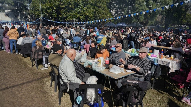 Un 20 de junio no puede faltar el asado (Alan Monzón/Rosario3).